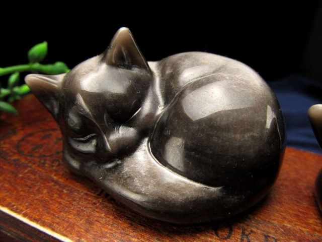 癒しの眠り猫 Mサイズ シラー有り シルバーオブシディアン 猫型置物 最大幅約5.5cm-6cm 愛おしいお昼寝にゃんこ 小ぶりな手のひらサイズ 黒曜石 メキシコ産