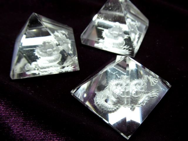 龍彫り 天然水晶 ピラミッド 25g-30g 迫力 手彫り 昇り龍 清竜 大人気