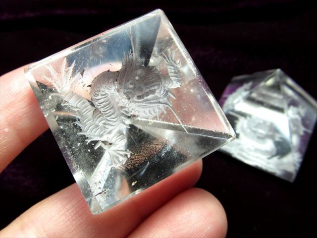 新品:手彫り龍彫り水晶ピラミッド　天然石・パワーストーン 龍彫り 天然水晶 ピラミッド 30g-40g 迫力 手彫り 昇り龍 清竜 大人気