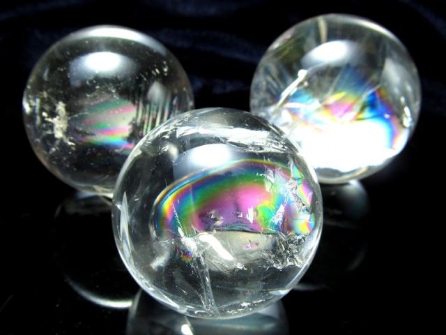 高品質 超透明 天然虹入り 水晶 丸玉 直径30mm-32mm 透明感抜群 すべての浄化と純粋さの象徴 お守りにも レインボークォーツ丸玉 ブラジル産 パワーストーン