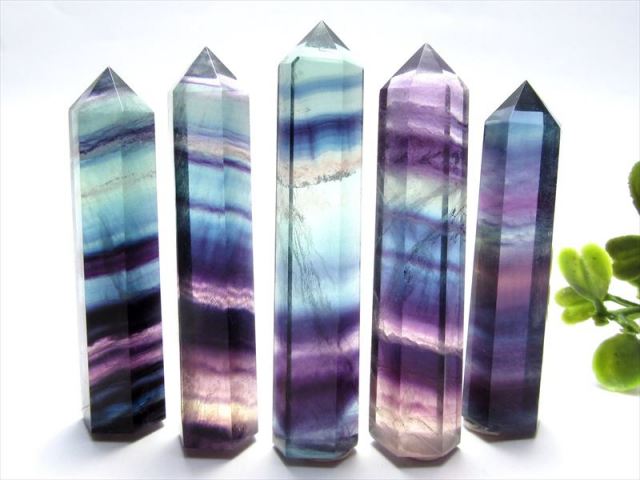 レインボーフローライト 六角柱 ポイント置物 1個売り 重さ約20g-30g マルチカラー レインボーカラー 虹の様なマルチカラーの層