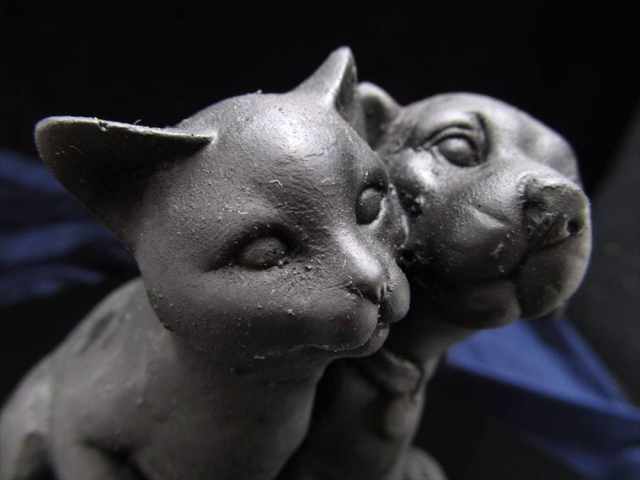 ロシア・カレリア共和国産 シュンガイト 猫犬 置物 【公式通販】
