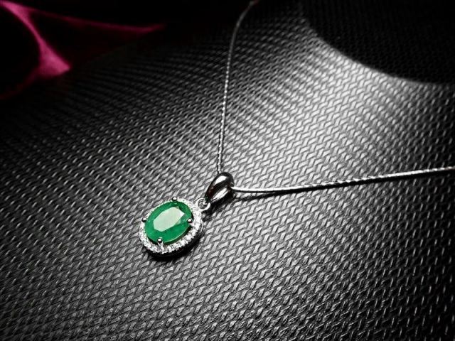 3A+ 濃厚グリーンエメラルド ペンダントトップ オーバルカット型 石