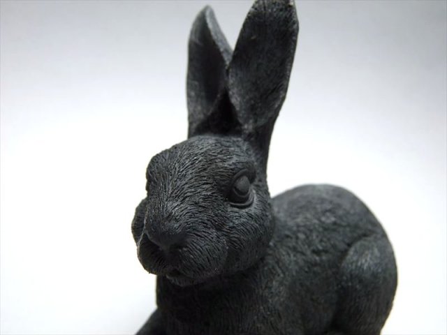シュンガイト シュンガ石 兎 ウサギ 置物 高さ約9cm×幅約9cm うさぎモチーフ 子孫繁栄 商売繁盛 精巧にデザインされた毛並 ギャランティー付属