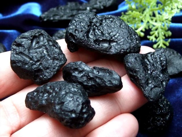 今回は小さめタイプ テクタイト原石 詰め合わせ 約100gパック サイズの