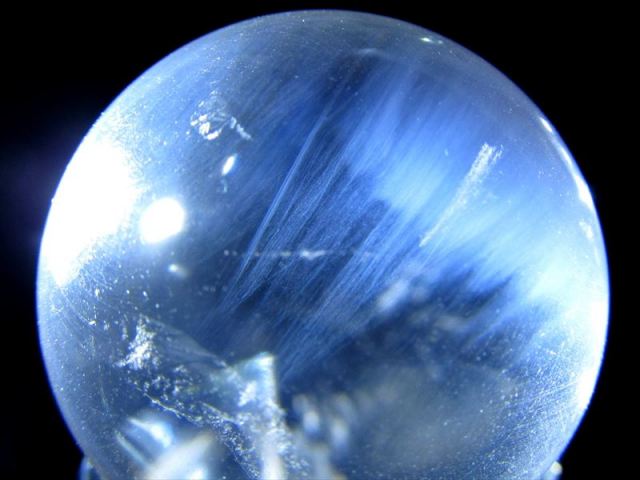 透明感抜群 エンジェルフェザー 丸玉 クリスタルガラス台座付き 直径29mm 重さ約33g 超希少な水晶 光で浮かび上がる天使のハシゴ