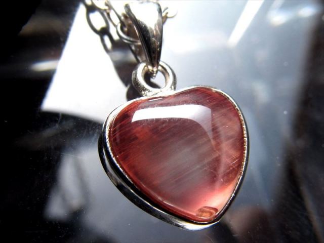 カラーチェンジ アンデシン ハート型 ペンダントトップ 重さ約1.5g 超透明 本当の自分 に近づく変化を促す石 極上アンデシン 中性長石 一点物 チベット産