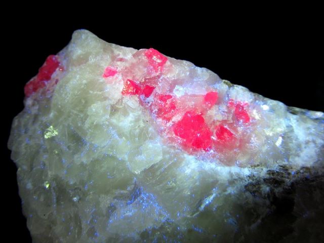 ブラックライトで光る 天然ルビー 母岩付き 原石 78g 天然ルビー 宝石