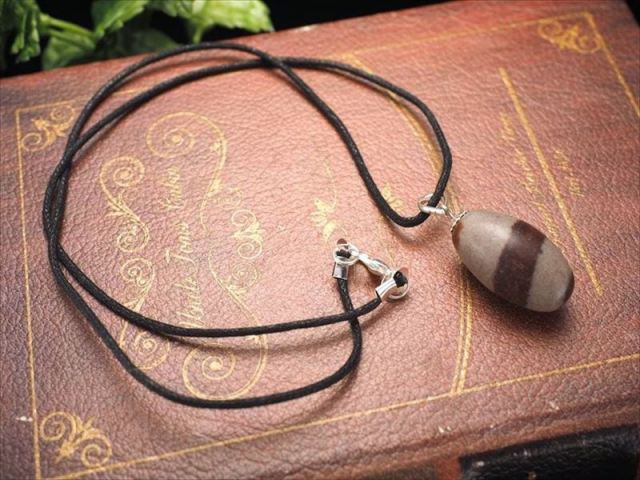 シバリンガム ネックレス サイズ約2.5cm-3.5cm ネックレス長さ約50cm ヒンズー教の最高神 シヴァ神の象徴 インド・ナルマダ川産