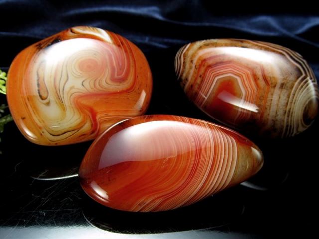 1個売り サードオニキス ポリッシュタンブル 重さ80g-100g 赤縞瑪瑙 手