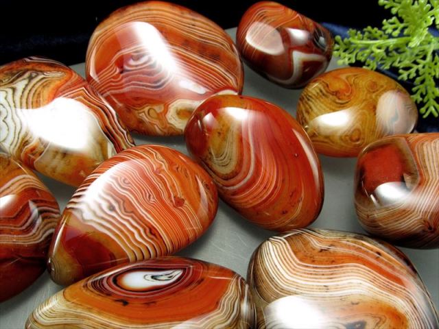 1個売り サードオニキス ポリッシュタンブル 重さ80g-100g 赤縞瑪瑙 手