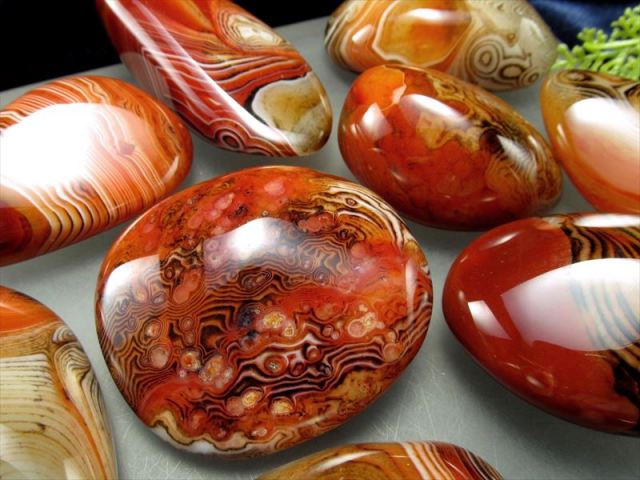 1個売り サードオニキス ポリッシュタンブル 重さ80g-100g 赤縞瑪瑙 手
