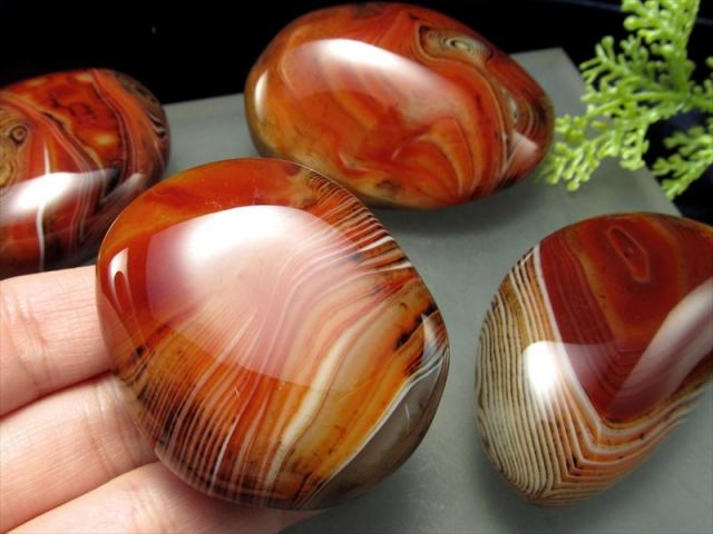 1個売り サードオニキス ポリッシュタンブル 重さ80g-100g 赤縞瑪瑙 手
