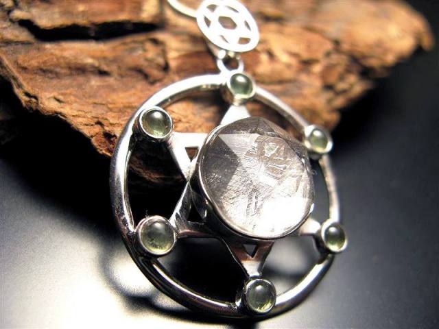 ★高品質★ モルダバイト　星型　ペンダントトップ 激安宣言 ギベオン モルダバイト 六芒星 ペンダントトップ 縦約