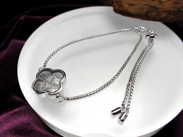 激安宣言 フラワーモチーフ ギベオンブレスレット シルバーカラー モチーフ最大幅約14mm メテオライト 隕石 アジャスターチェーンタイプ