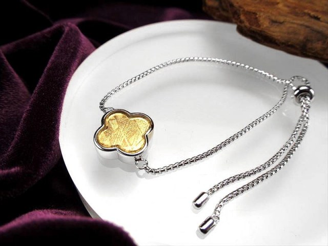 激安宣言 フラワーモチーフ ギベオンブレスレット ゴールドカラー モチーフ最大幅約14mm メテオライト 隕石 アジャスターチェーンタイプ