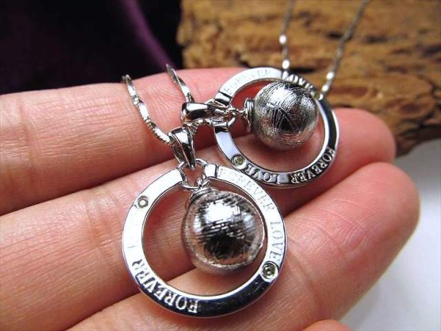 激安宣言 モルダバイト付 ギベオンリング ペンダントトップ 縦約