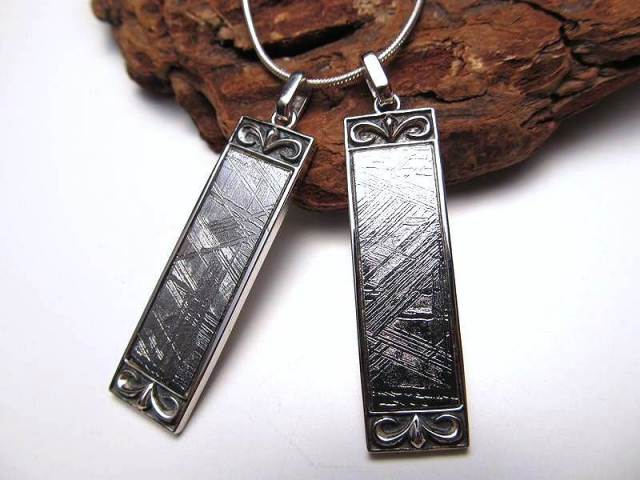 激安宣言 ギベオン 隕石 百合柄プレート型 ペンダントトップ 縦約40mm 1個売り Silver925 メテオライト ナミビア・ハルダブ州産 geki-met2F34