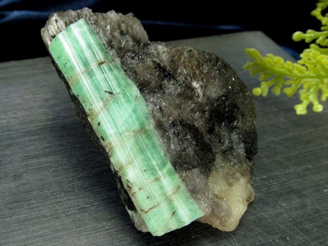 激レア エメラルド 結晶原石 母岩付き 最大幅66mm 重さ61g 四大宝石の1