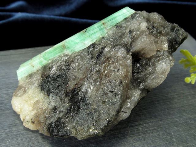 激レア エメラルド 結晶原石 母岩付き 最大幅66mm 重さ61g 四大宝石の1