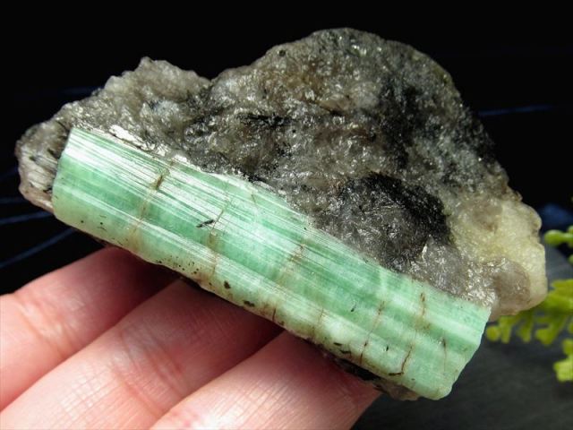 激レア エメラルド 結晶原石 母岩付き 最大幅66mm 重さ61g 四大宝石の1
