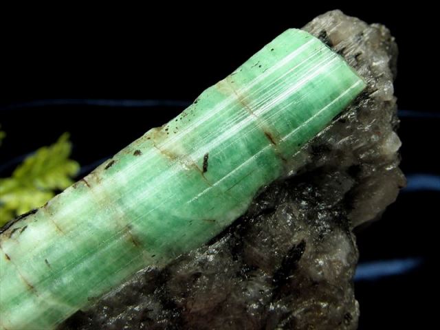 エメラルド原石　天然石 激レア エメラルド 結晶原石 母岩付き 最大幅66mm 重さ61g 四大宝石の1