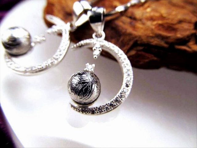 激安宣言 三日月ギベオンペンダントトップ ジルコニア装飾 SILVER925 シルバーカラー 縦約16mm 1個売り メテオライト 隕石 ナミビア・ハルダブ州産