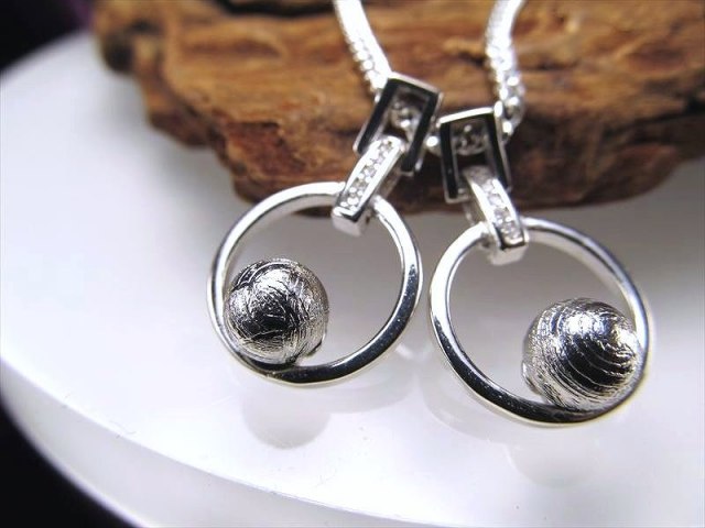激安宣言 デザインサークルギベオン丸珠ジルコニア装飾ペンダントトップ SILVER925 シルバーカラー 縦約13mm 1個売り メテオライト 隕石