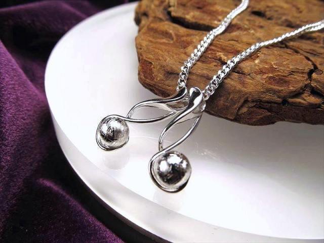 激安宣言 音符型ギベオンデザインペンダントトップ SILVER925 シルバーカラー 縦約23mm 1個売り メテオライト 隕石 ナミビア・ハルダブ州産 geki-met2F30