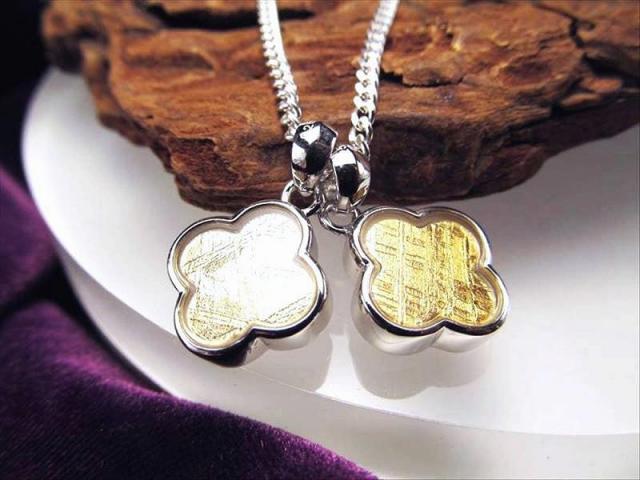 激安宣言 メテオライト隕石フラワーモチーフギベオンペンダントトップ ゴールドカラー 最大幅約13.5mm 1個売り 傑出した神秘的な模様