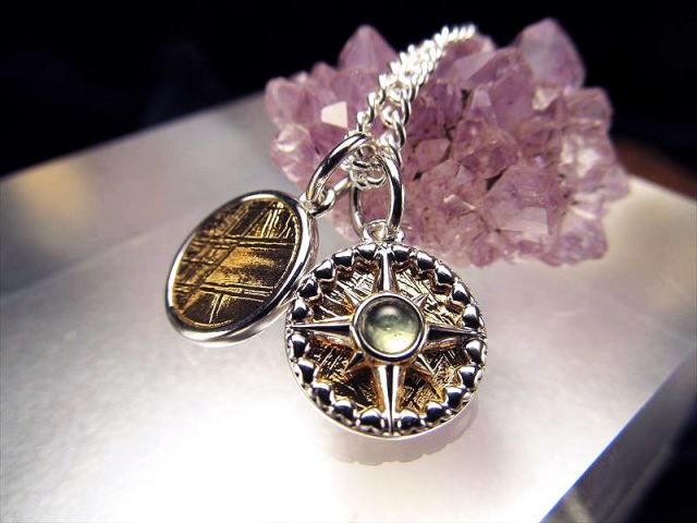 激安宣言 羅針盤モチーフギベオン チャーム＆ペンダントトップ ゴールドカラー 直径約11.5mm 1個売り モルダバイト付メテオライト 隕石