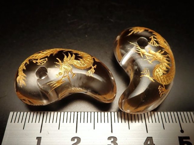 ○1個売り 縦約30mm×横約19mm 龍 金彫り水晶勾玉(まがたま) 天然石