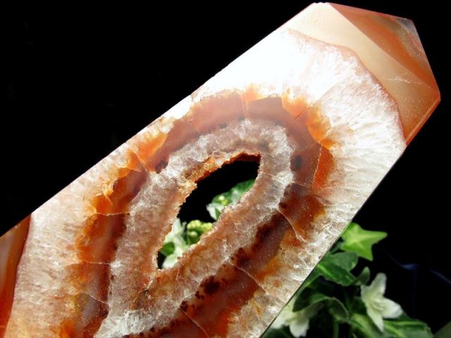 福運をもたらす笑顔の石 笑口サードオニキス トレジャーメノウ ポイント置物 高さ130mm 重さ234g 笑福開運 自然がつくりあげた神秘的なアート 8月の誕生石