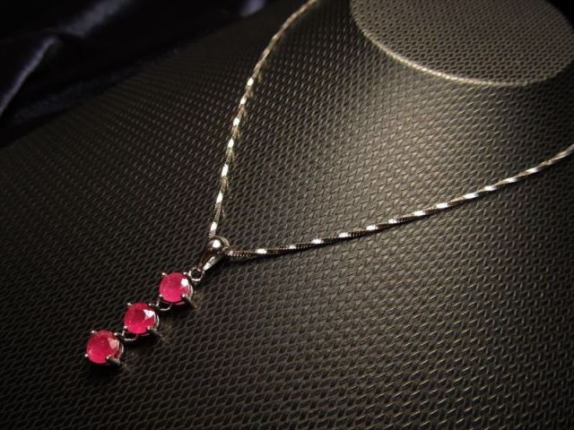 最高級5A 3連 ルビー ペンダントトップ ラウンドカット 約5mm×3石使用