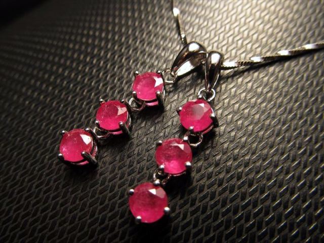 最高級5A 3連 ルビー ペンダントトップ ラウンドカット 約5mm×3石使用