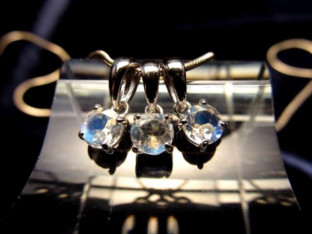 5A ロイヤルブルー・レインボームーンストーンペンダントトップ ラウンドカットタイプ 石サイズ縦4.5-5mm 超透明宝石質 6月の誕生石 永遠の愛の象徴 インド産