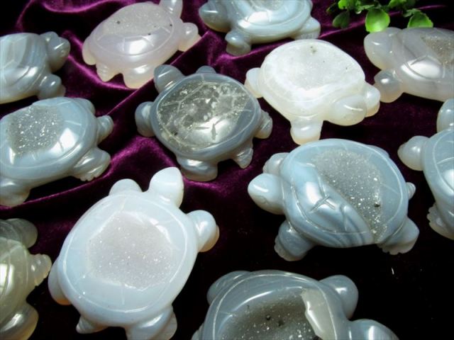 工芸品　美術品  置物  天然石 瑪瑙石 雕刻「亀」 天然めのうの亀と水晶台 カメの置物 幸運と健康長寿 | YamaneSun