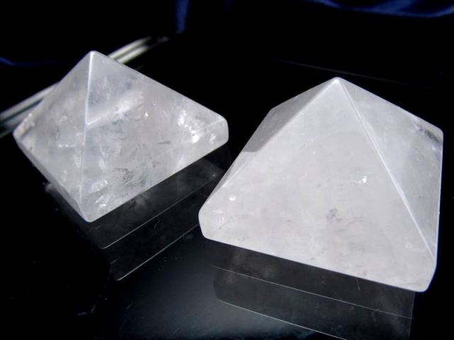 チビサイズ 水晶 ピラミッド 置物 高さ約20mm ピラミッドパワー 天然石 パワーストーン パワーストーン 天然石