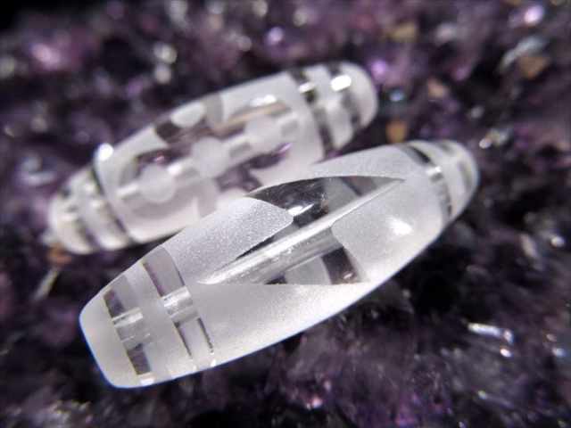 ミニサイズ水晶天珠 閃電五眼天珠 せんでんごがんてんじゅ 最大長さ約29mm前後 1個売り 開運、財運招来・商売繁盛 クリスタル製 パワーストーン 天然石