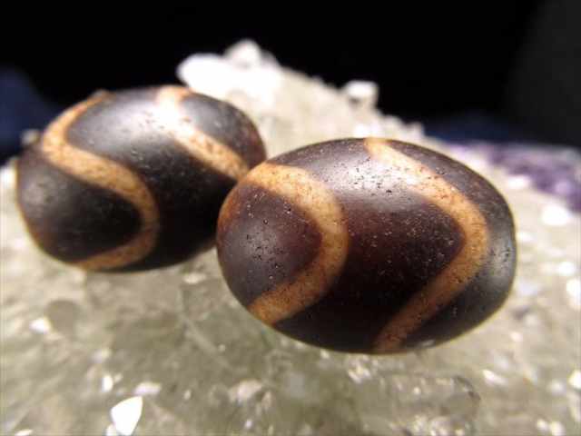 最高級 至純黒朱砂馬蹄痕 水紋虎牙天珠 すいもんこがてんじゅ 全長約