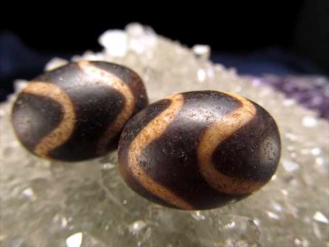 最高級 至純黒朱砂馬蹄痕 水紋虎牙天珠 すいもんこがてんじゅ 全長約20mm前後 1個売り 開運・財運招来・商売繁盛 ころんと可愛いミニ天珠 パワーストーン