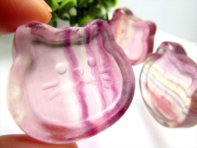 1個売り フローライト 猫 プレート 重さ13g前後 最大幅30mm前後 キャット ネコ ねこ 愛らしい猫型 猫の置物 ngt パワーストーン 天然石