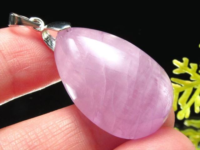 濃厚ライラックピンク 5A クンツァイト ドロップ型 ペンダントトップ 重さ8g ぷるりとしたドロップ型 持ち主の魅力を高める石 リチア輝石
