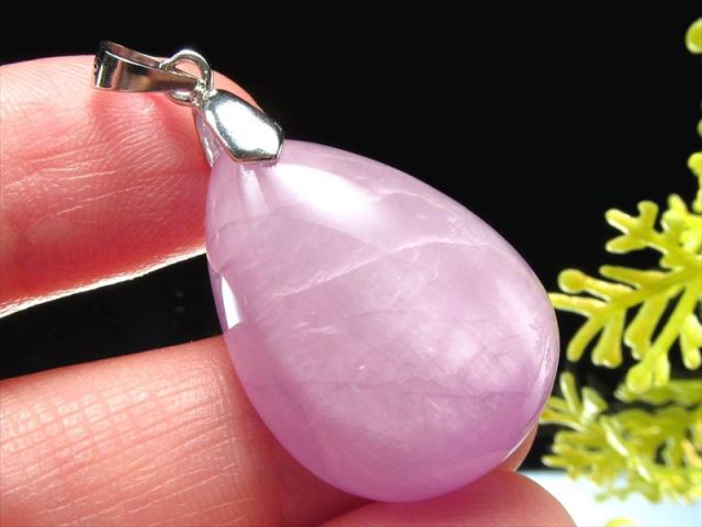 濃厚ライラックピンク 5A クンツァイト ドロップ型 ペンダントトップ 重さ7.3g ぷるりとしたドロップ型 持ち主の魅力を高める石 リチア輝石