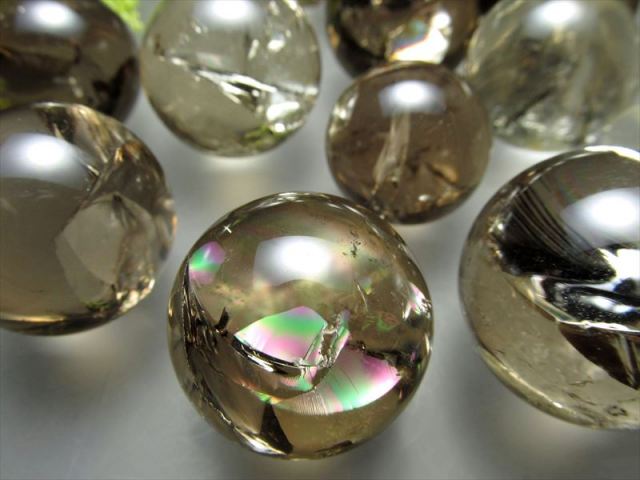 薄め 虹入り スモーキークォーツ 丸玉 人工虹 直径24mm-26mm 茶水晶