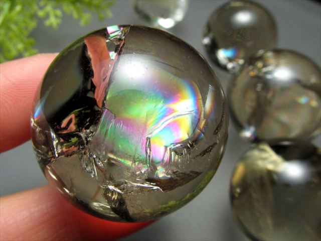 薄め 虹入り スモーキークォーツ 丸玉 人工虹 直径24mm-26mm 茶水晶
