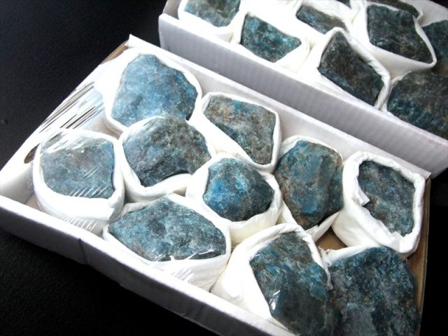 箱売り 濃アパタイト ラフ原石タイプ 詰合せ 約700-900g 平均11-12個入り 箱サイズ約12cm×19cm 不安の解消に ブラジル産 パワーストーン 天然石
