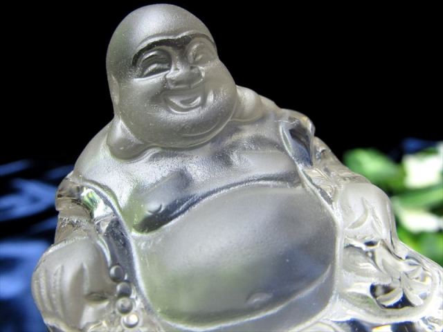 極上彫刻置物 ほんのりスモーキー 天然水晶 布袋尊 彫刻置物 LED発光の木製台座付き 高さ約65mm 重さ118g 七福神で有名な布袋様 インテリアや贈り物に