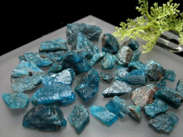 濃アパタイト 原石さざれ 100グラム 粒の大きさ 約5mm-35mm 不安の解消