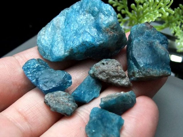 濃アパタイト 原石さざれ 100グラム 粒の大きさ 約5mm-35mm 不安の解消に 浄化用 インテリアにサザレ ブラジル産 パワーストーン 天然石